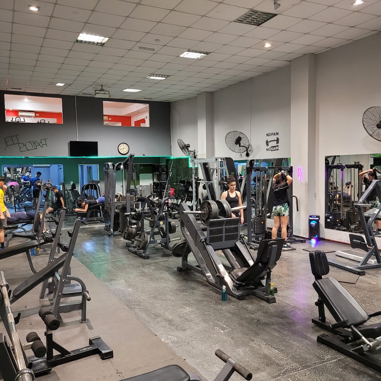 Clase grupal en Fit Point